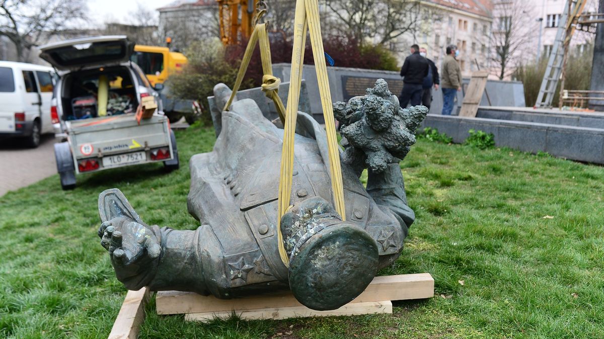 Ruský ministr chce nechat stíhat „viníky“ odstranění Koněvovy sochy